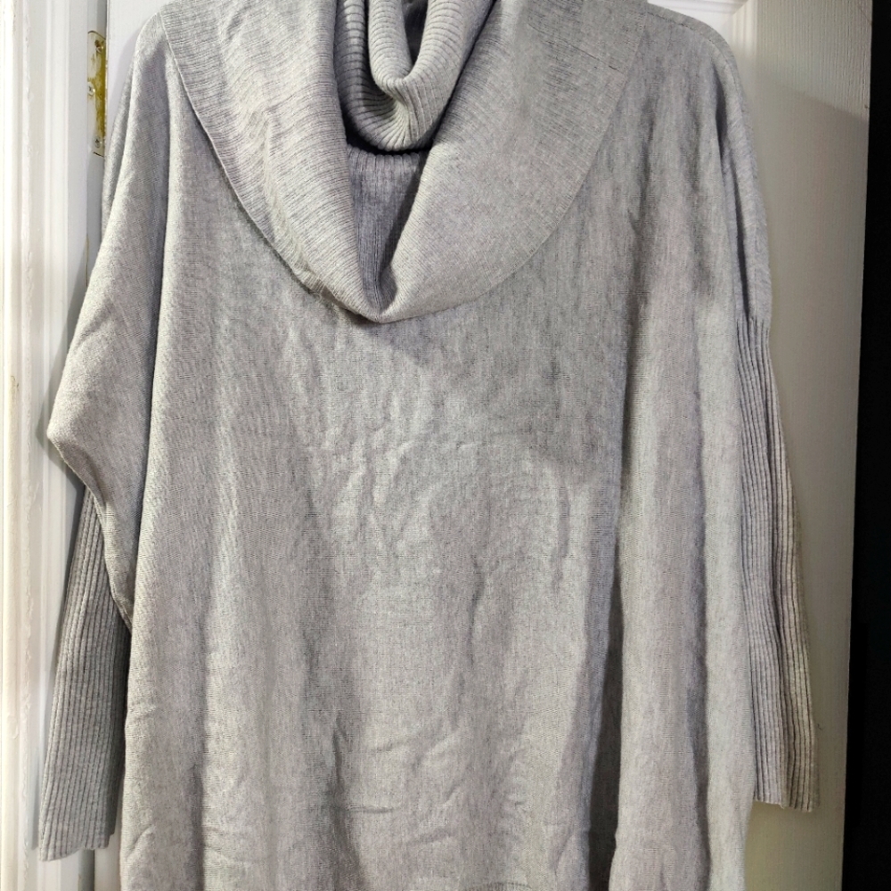 Charlotte Russe gray long sleeve sweater, size M.